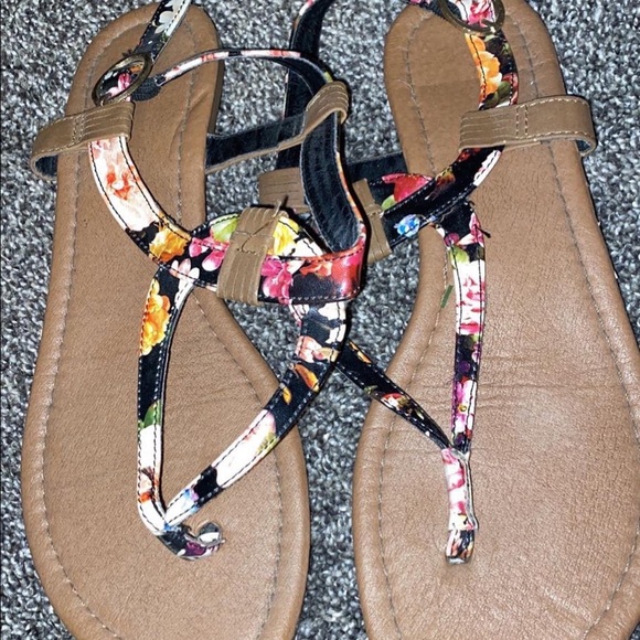 Size 9 sandle floral - Picture 1 of 1